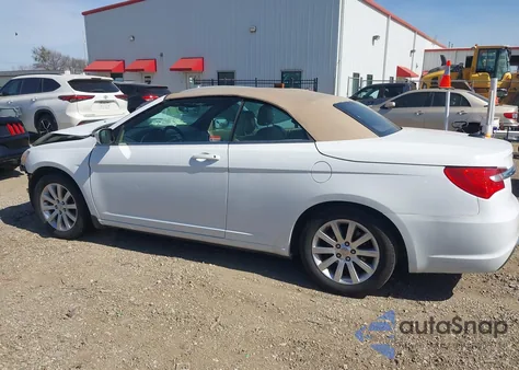 2013 Chrysler 200 Touring z USA, uszkodzony, nr VIN 1C3BCBEB5DN511979